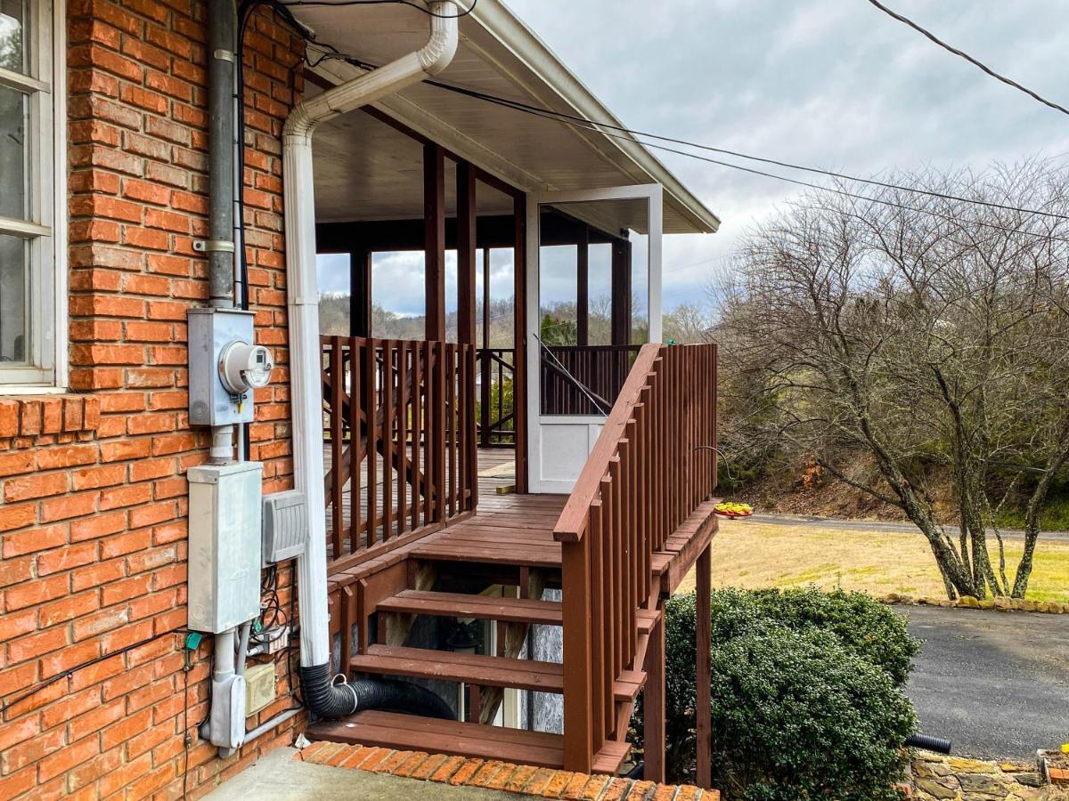 Mid-Century Vintage Brick Ranch Upstairs Guesthouse Sevierville Kültér fotó
