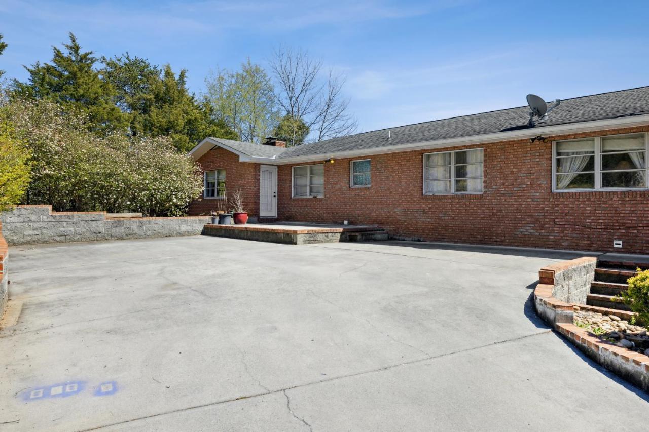 Mid-Century Vintage Brick Ranch Upstairs Guesthouse Sevierville Kültér fotó