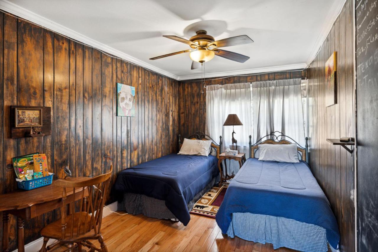 Mid-Century Vintage Brick Ranch Upstairs Guesthouse Sevierville Kültér fotó