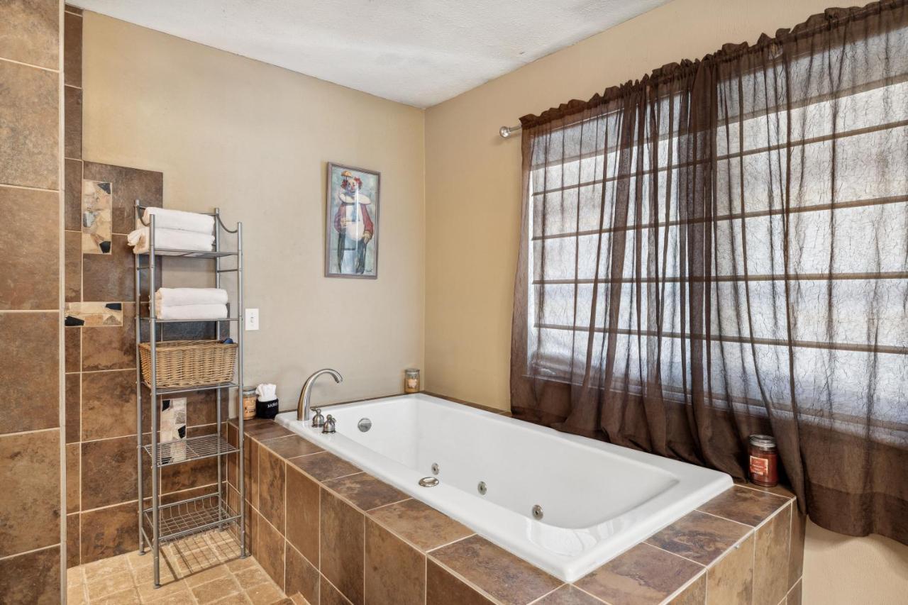 Mid-Century Vintage Brick Ranch Upstairs Guesthouse Sevierville Kültér fotó